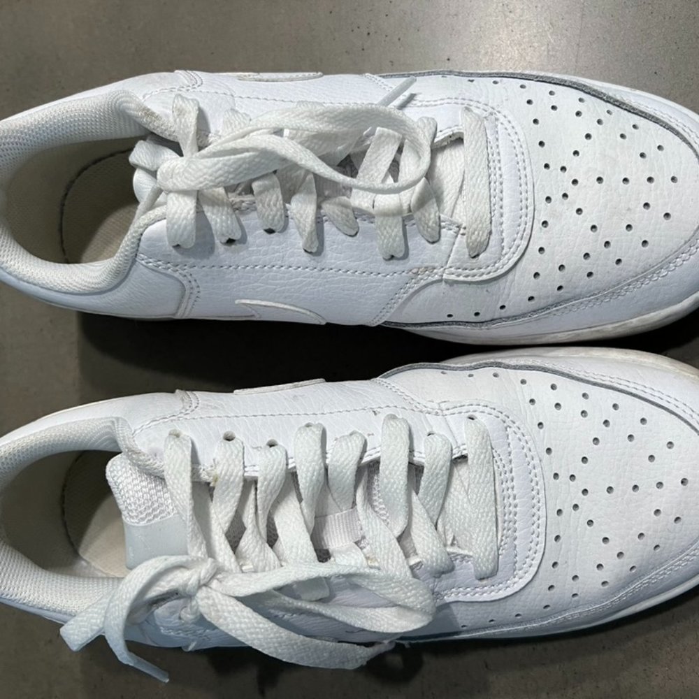 Nike White Sneaker size 8